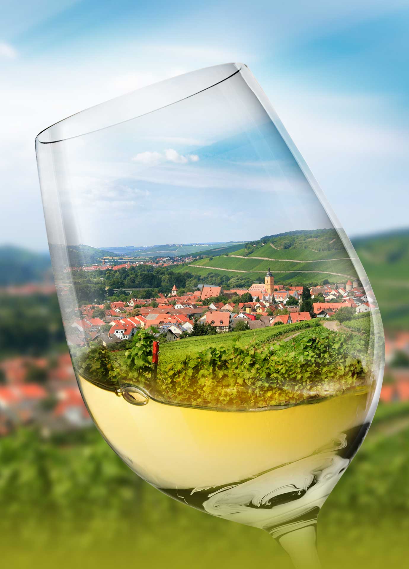 Fotomontage: Blick durch Weinglas auf Panorama von Sommerhausen