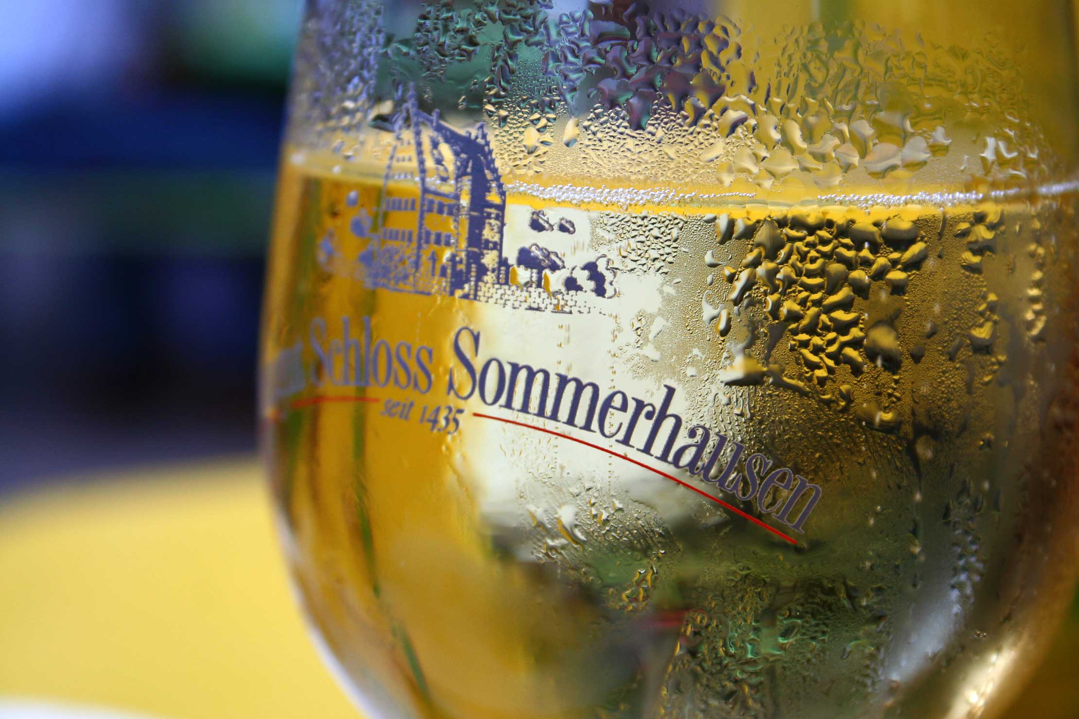 Weinglas mit Logo "Weingut Schloss Sommerhausen"